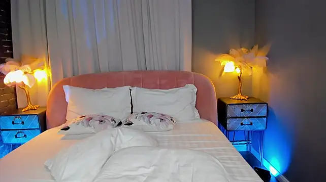 AmedeeaBanks stripchat live cam model