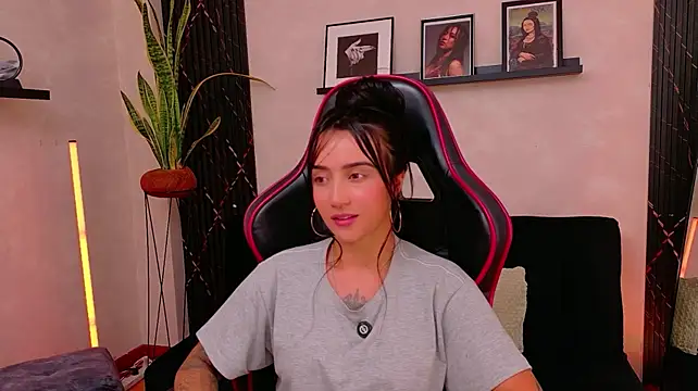 EmmyEvans1 stripchat live cam model