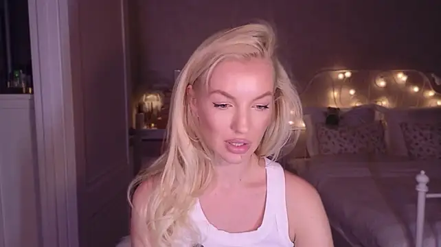 MauiBee stripchat live cam model
