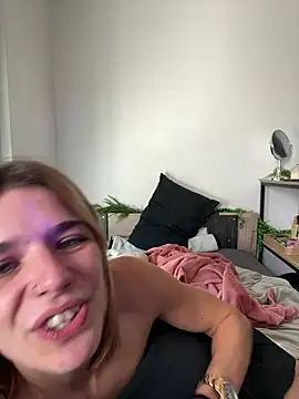 MissGoldieB stripchat live cam model