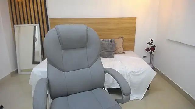 Paolahills stripchat live cam model