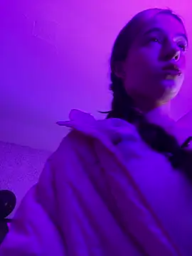 aly_17 stripchat live cam model