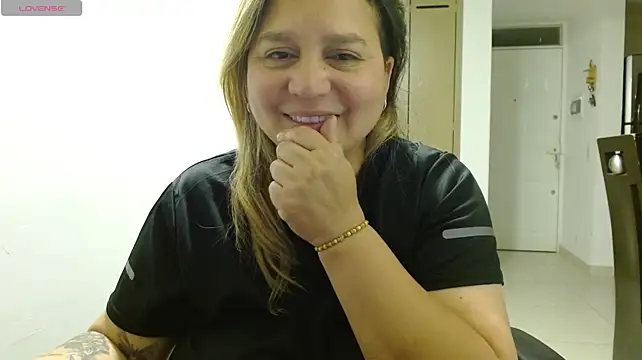 LauraReeves stripchat live cam model