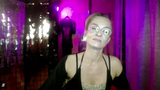 Soniakiss stripchat live cam model