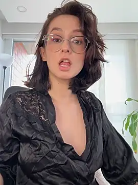 nicollett stripchat live cam model
