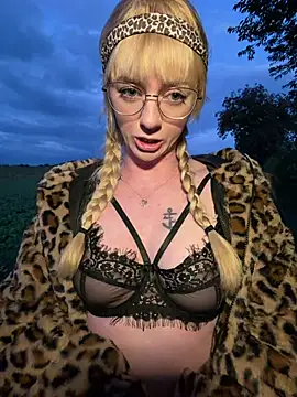 LinaLeana stripchat live cam model