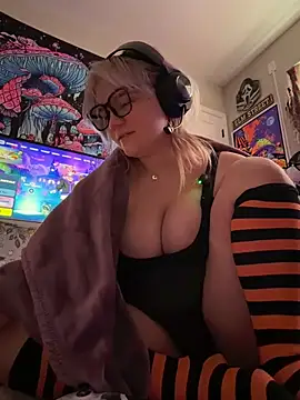 Cutiepiespanks stripchat live cam model