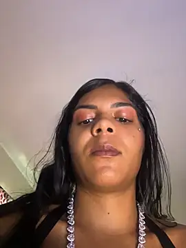 Indiazinhax stripchat live cam model
