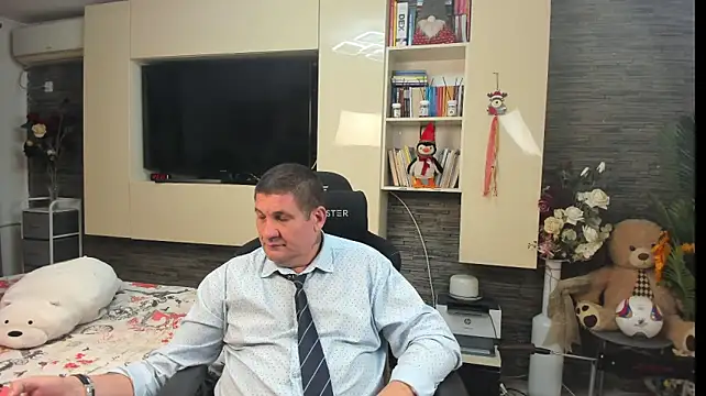 SpartacusDaddy48 stripchat live cam model