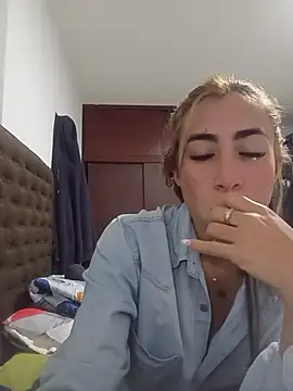 RosalynWilde stripchat live cam model