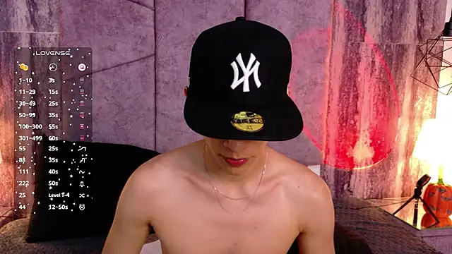 AronTawers stripchat live cam model
