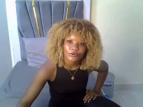 Rainreign_ stripchat live cam model